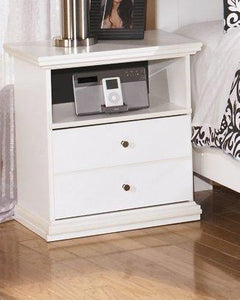 Bostwick Shoals White Queen Panel Bed with Mirrored Dresser, Chest and 2 Nightstands - Furnish 4 Less 98 (NY)*